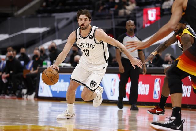 哈登23+11库里两次崴脚提前伤退 快船力克勇士